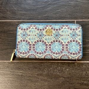 Tory Burch wallet like new condition
